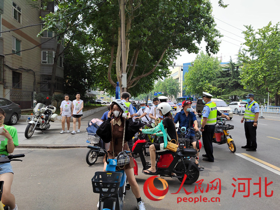 石家莊交警在查處非機(jī)動(dòng)車違章。人民網(wǎng)祝龍超攝