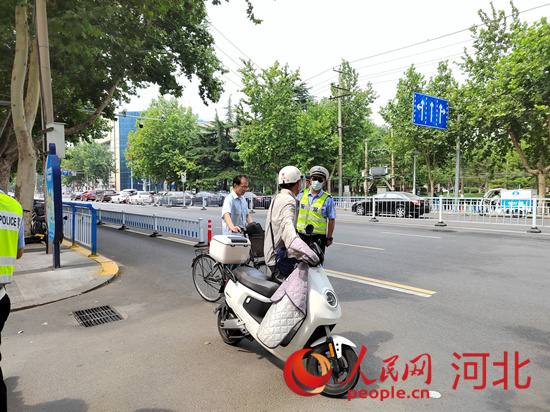 石家莊交警在查處非機(jī)動(dòng)車違章。人民網(wǎng)祝龍超攝