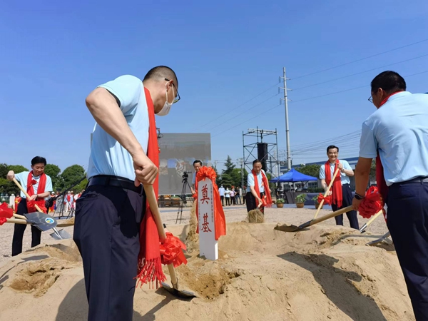 作為今年荷花節(jié)“開場(chǎng)秀”，理士新能源智造園區(qū)項(xiàng)目正式開工。人民網(wǎng) 馬曉波攝