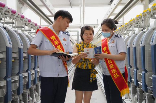 國家稅務總局常德市西洞庭西湖管理區(qū)稅務局成立青年黨員突擊隊，走進常德銀駿紡織有限公司等企業(yè)送政策、問需求、解難題。受訪單位供圖