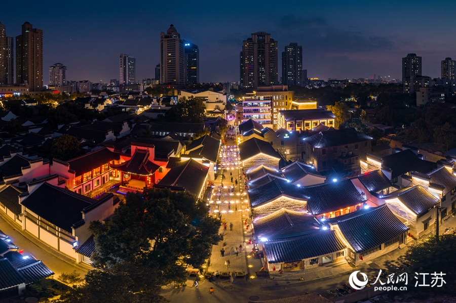 熙南里歷史文化休閑街區(qū)夜景。熙熙攝