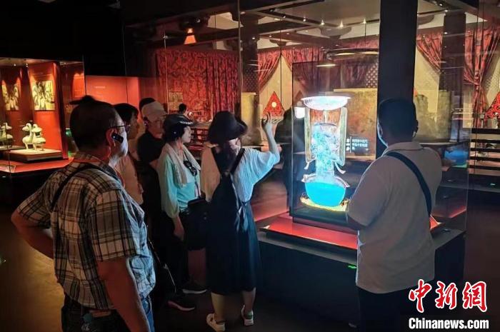 圖為臺灣新北市永和區(qū)里長聯(lián)誼會江西參訪團一行在南昌漢代?；韬顕z址博物館內參觀展出的珍貴文物?！●樞↓?攝