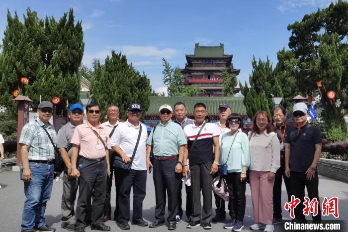 圖為臺灣新北市永和區(qū)里長聯(lián)誼會江西參訪團一行在南昌滕王閣前合影?！×鴷缘?攝