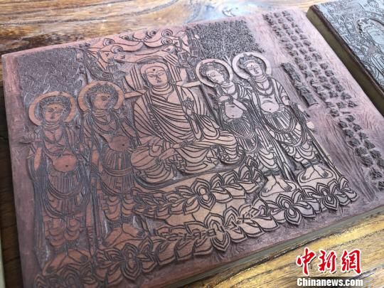 圖為創(chuàng)作的敦煌壁畫題材的雕刻作品?！⌒煅?攝