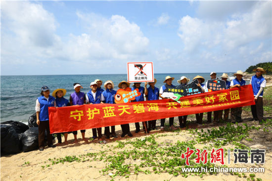 環(huán)保志愿者呼吁停止隨地扔垃圾、破壞環(huán)境等不文明行為。