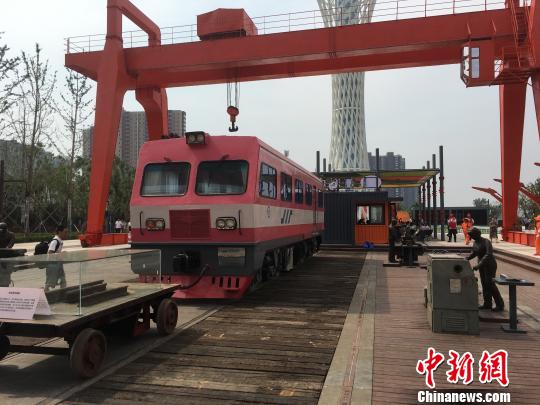 公園內(nèi)的火車車廂與貨場(chǎng)龍門(mén)吊等工業(yè)遺跡?！「呒t超 攝