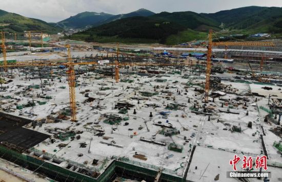 6月28日，航拍鏡頭下的河北張家口冬奧會(huì)太子城冰雪小鎮(zhèn)項(xiàng)目。太子城冰雪小鎮(zhèn)項(xiàng)目位于2022年冬奧會(huì)張家口賽區(qū)核心區(qū)，連接張家口賽區(qū)云頂和古楊樹(shù)兩個(gè)競(jìng)賽場(chǎng)館群，建成后將承擔(dān)賽時(shí)核心區(qū)配套保障功能，提供冬奧頒獎(jiǎng)、貴賓接待、交通換乘、休閑娛樂(lè)等服務(wù)，賽后將成為一座國(guó)際化四季度假小鎮(zhèn)。 中新社記者 楊艷敏 攝