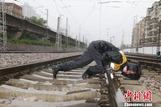 蘭州西工務(wù)段蘭州線路車間職工檢查線路幾何尺寸?！⊥豕廨x 攝