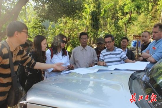 在尼泊爾，武漢市土地利用和城市空間規(guī)劃研究中心設(shè)計團隊現(xiàn)場踏勘。(武漢市土地利用和城市空間規(guī)劃研究中心 供圖)