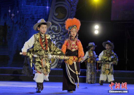 8月3日晚，四川理塘縣一群藏族小帥哥和小美女帶來(lái)了一場(chǎng)精彩的藏族服飾秀，小朋友們穿著漂亮的藏裝現(xiàn)場(chǎng)刮起了“最炫民族風(fēng)”，引臺(tái)下觀眾掌聲、喝彩聲不斷。 劉忠俊 攝