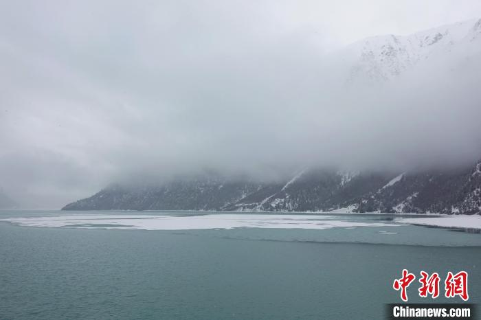 然烏湖春雪飄落。　冉文娟 攝