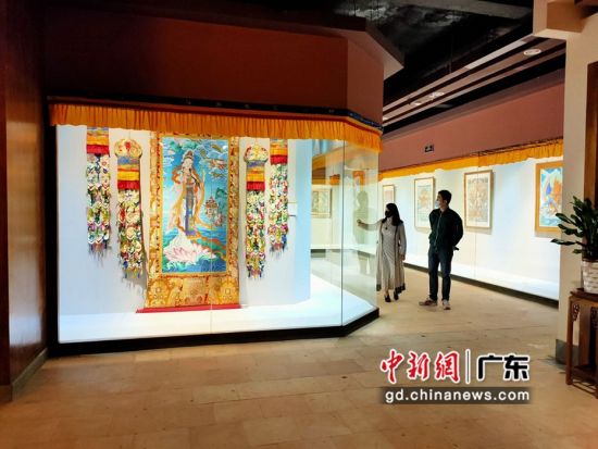 80余幅國家級非遺大師希熱布唐卡作品東莞展出。圖為展出的唐卡作品色澤鮮艷(徐倩 攝)