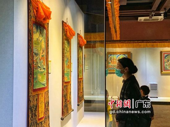 80余幅國家級非遺大師希熱布唐卡作品東莞展出。圖為充滿神秘色彩的唐卡作品吸引人駐足觀看(徐倩 攝)