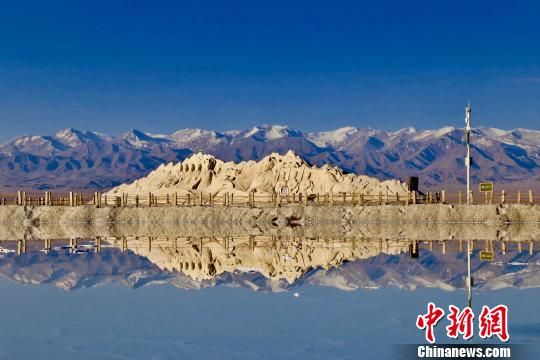 圖為“青海茶卡鹽湖”景區(qū)。（資料圖）　張?zhí)砀！z