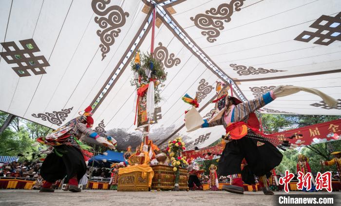 圖為2018年8月12日，西藏拉薩雪頓節(jié)期間，羅布林卡公園內舉行的藏戲比賽吸引了眾多藏族民眾和國內外游客前來觀看(資料圖)?！『闻罾?攝