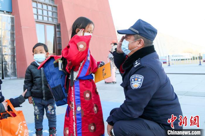 圖為小乘客向拉薩鐵路公安民警敬禮?！『铲i 攝