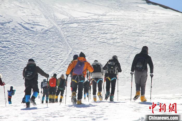 圖為2019年，普通民眾在洛堆峰體驗(yàn)登雪山活動(dòng)。資料圖 趙朗 攝