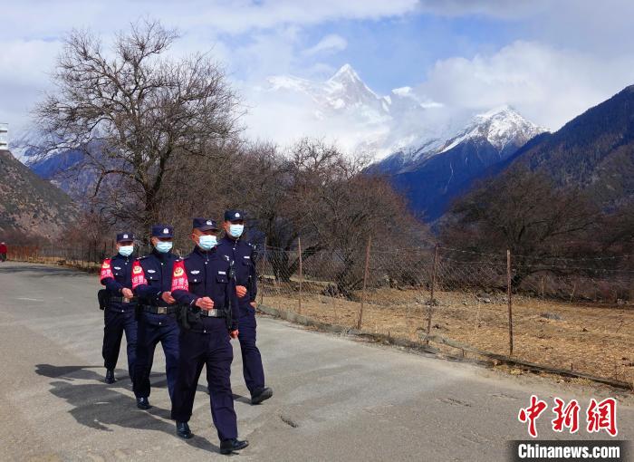 西藏林芝戍邊民警：為“你”翻山越嶺，卻無(wú)心看風(fēng)景