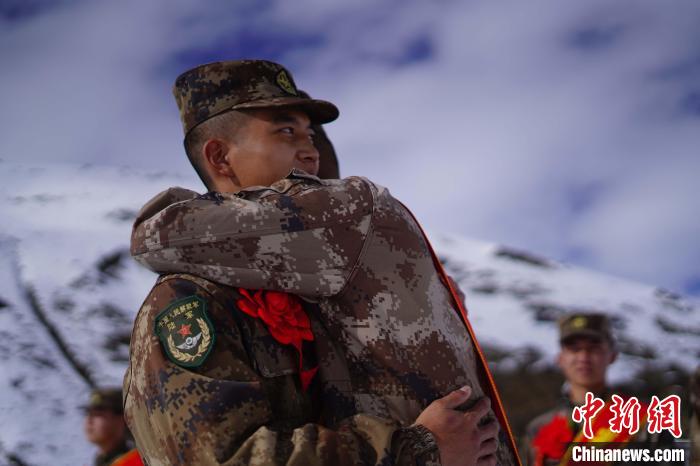 退伍老兵相擁留念。　西藏山南軍分區(qū)某團(tuán)供圖