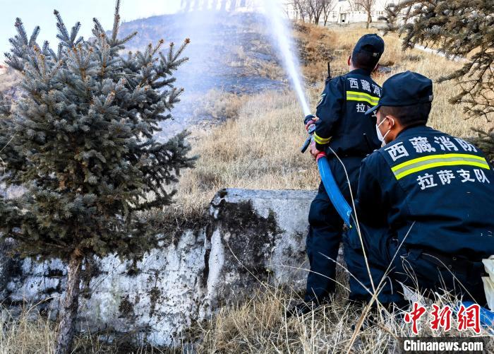 12月6日，布達(dá)拉宮消防救援大隊(duì)在布達(dá)拉宮山體林草區(qū)域開(kāi)展?jié)窕ぷ??！㈣?攝