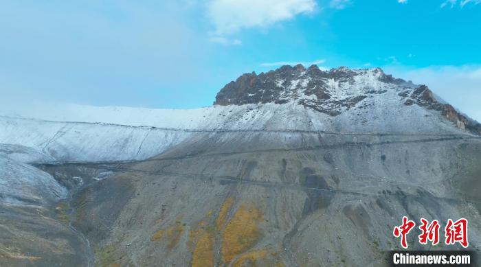 圖為邊壩縣降雪時夏貢拉山段路況?！∵厜慰h融媒體中心供圖