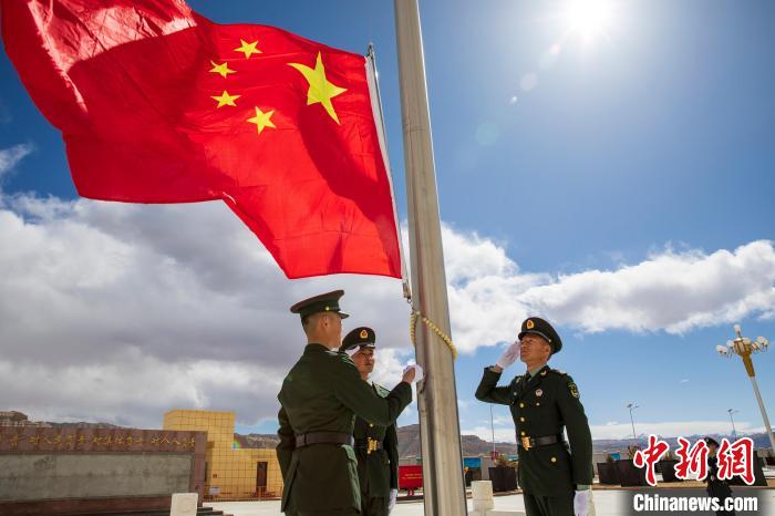 圖為在西藏阿里地區(qū)札達縣，軍民共同舉行升國旗儀式，慶祝西藏百萬農奴解放紀念日?！詵| 攝