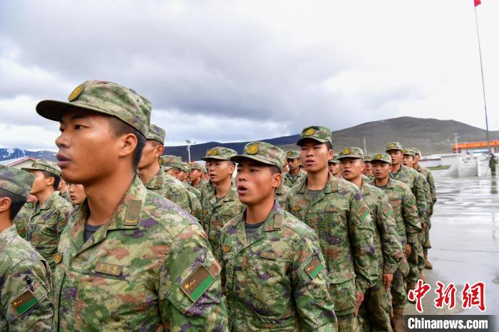 新兵重溫軍人誓詞。　賈治星 攝