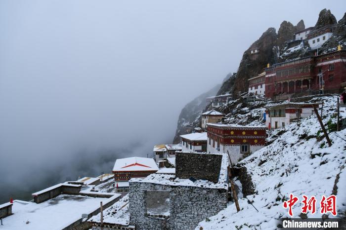 位于孜珠山頂?shù)乃聫R被云霧環(huán)繞，猶如仙境。　江飛波 攝