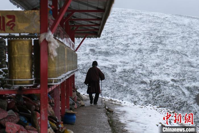 孜珠寺與雪山風光?！〗w波 攝