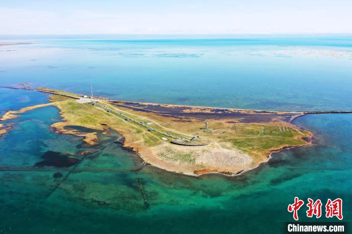 圖為無人機航拍青海湖。　趙海梅 攝