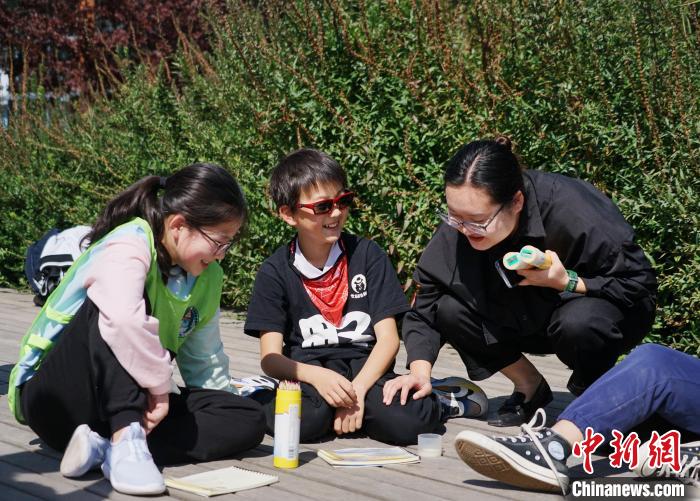 圖為小朋友在青海西寧湟水國家濕地公園內認識植物并進行繪畫?！●R銘言 攝