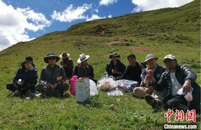 科研團(tuán)隊(duì)在熱魯盆地工作合影。　中科院青藏高原所 供圖