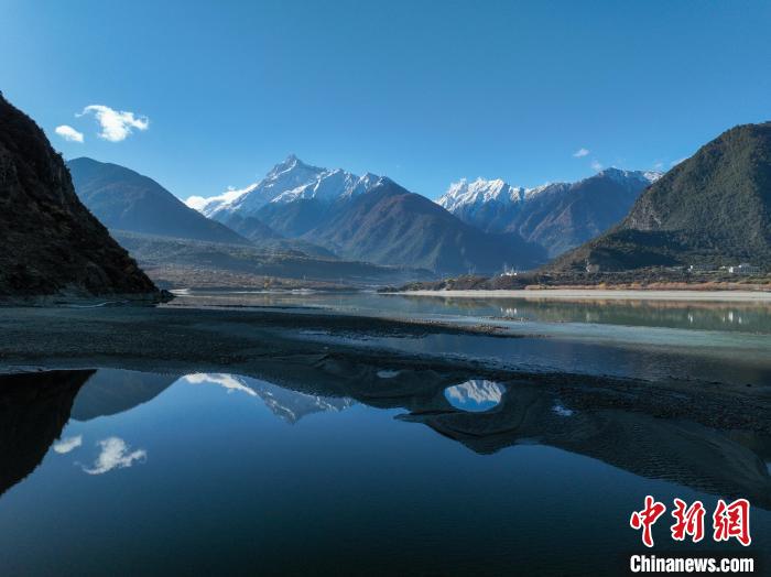 西藏林芝雅魯藏布江和遠(yuǎn)處的雪山?！《拘?攝