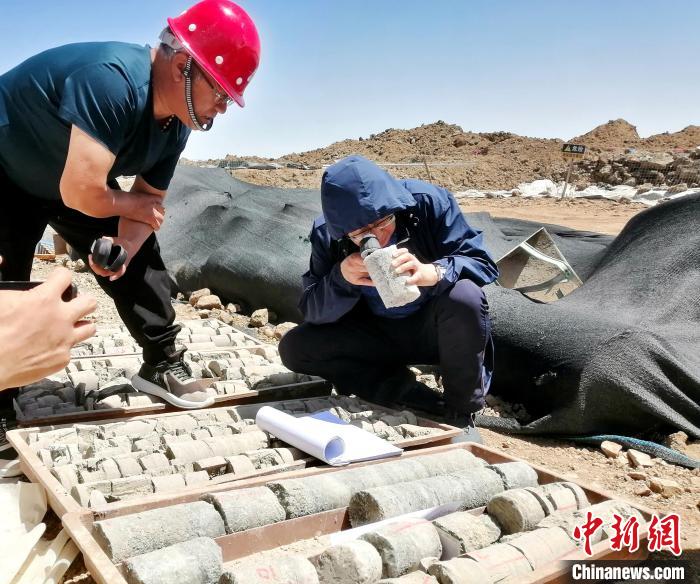 圖為地質(zhì)專家觀察含鹽地層。(資料圖) 柴綜院 供圖