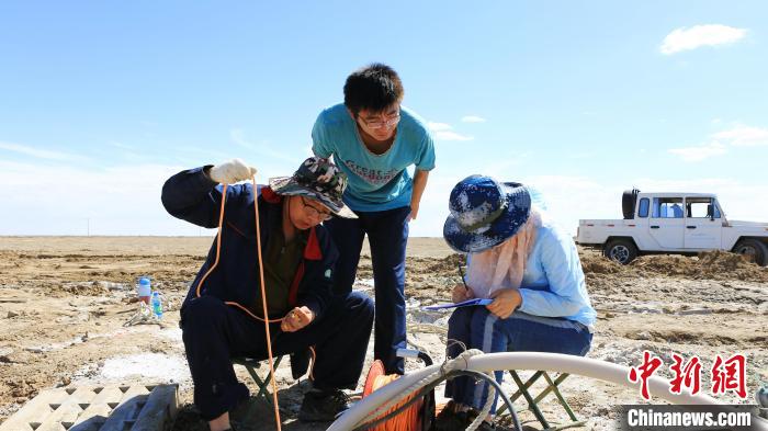 圖為專家測(cè)量鹽湖鹵水水位。(資料圖) 柴綜院 供圖