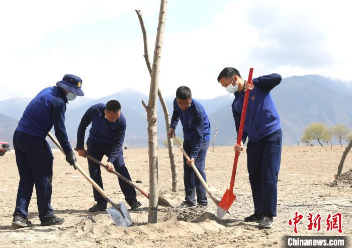 林芝市巴宜區(qū)森林消防中隊志愿服務隊正在平坑。　西繞拉翁 攝