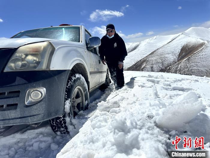 圖為生態(tài)管護(hù)人員準(zhǔn)備在雪地推車?！《“瓦_(dá)杰 攝