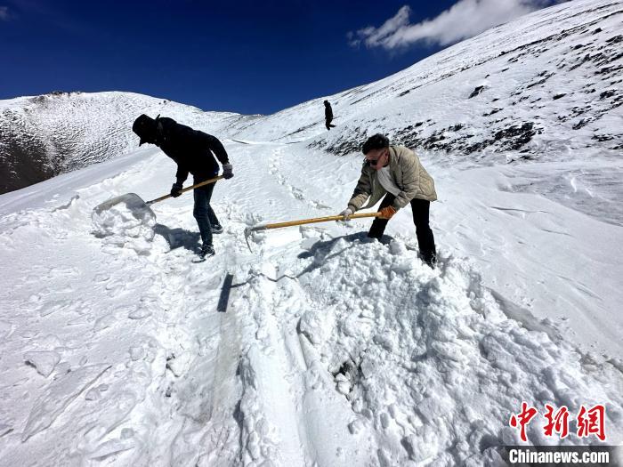 圖為生態(tài)管護(hù)人員在巡護(hù)道路上清雪。　丁巴達(dá)杰 攝