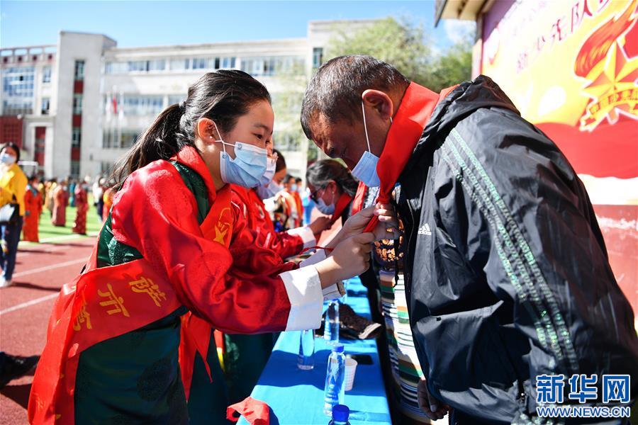 （新華網(wǎng)西藏頻道）（圖文互動(dòng)）拉薩市第一小學(xué)：2500余朵“向日葵”的綻放日(3)