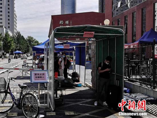 中國科學院大學校門外，豎立著“家長止步”的提示牌。 中新網(wǎng) 張尼 攝