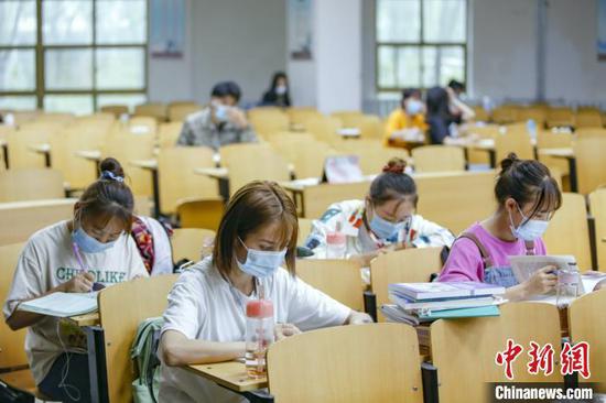 資料圖：學生在圖書館自習室內學習?！⑾A 攝