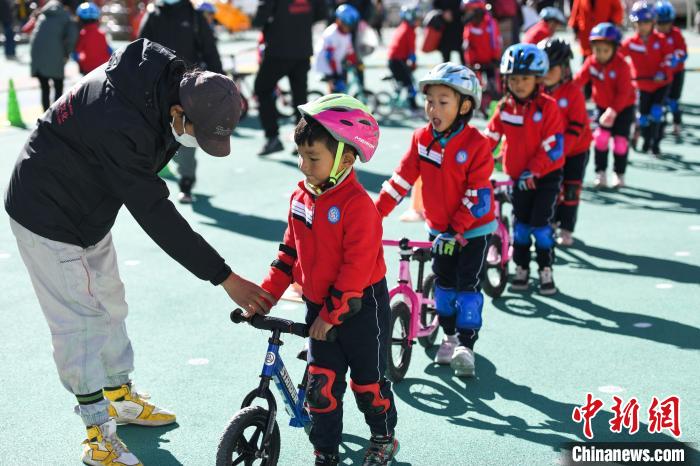 圖為拉薩市實(shí)驗(yàn)幼兒園孩子們?cè)诮叹毜闹笇?dǎo)下練習(xí)滑步車?！『闻罾?攝