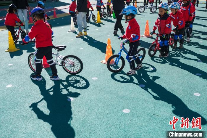 圖為拉薩市實(shí)驗(yàn)幼兒園孩子們正在練習(xí)滑步車。　何蓬磊 攝