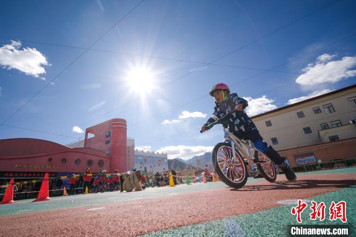 圖為拉薩市實(shí)驗(yàn)幼兒園孩子們正在練習(xí)滑步車?！『闻罾?攝