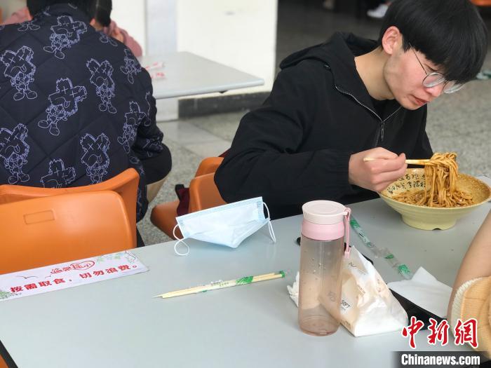 3月17日，西藏大學(xué)學(xué)生正在學(xué)校食堂用餐，餐桌上寫(xiě)著“按需取餐，切勿浪費(fèi)”?！∪轿木?攝