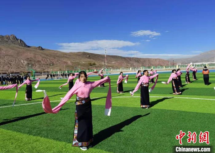 圖為青海師范大學(xué)附屬玉樹實(shí)驗(yàn)學(xué)校學(xué)生在綠茵場跳起囊謙古舞—卓根瑪?！“讋?攝