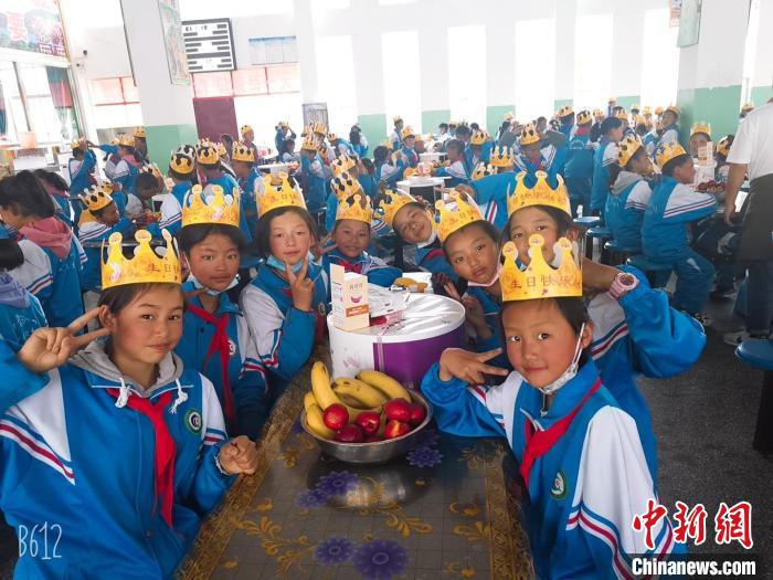 圖為加查縣安繞鎮(zhèn)小學(xué)學(xué)生集體過(guò)六一兒童節(jié)?！“怖@鎮(zhèn)小學(xué)供圖