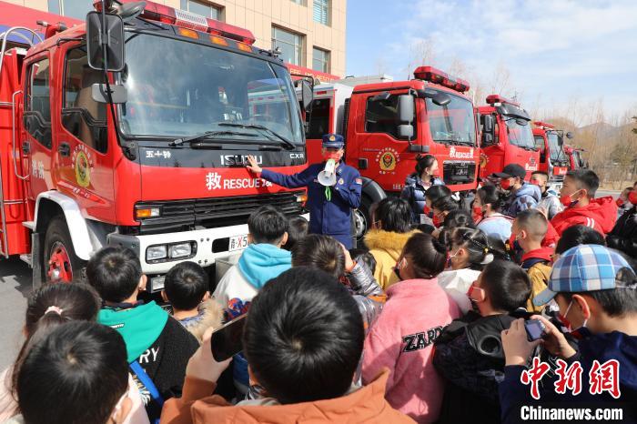 圖為消防員向小朋友們講解消防車?！铨埥?攝