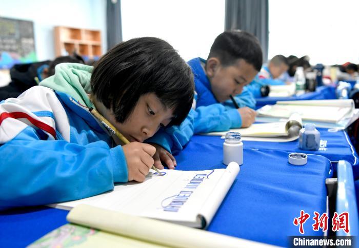 3月14日，西藏拉薩市第一小學(xué)一年級六班的學(xué)生們在藏語文課上書寫藏文。　李林 攝