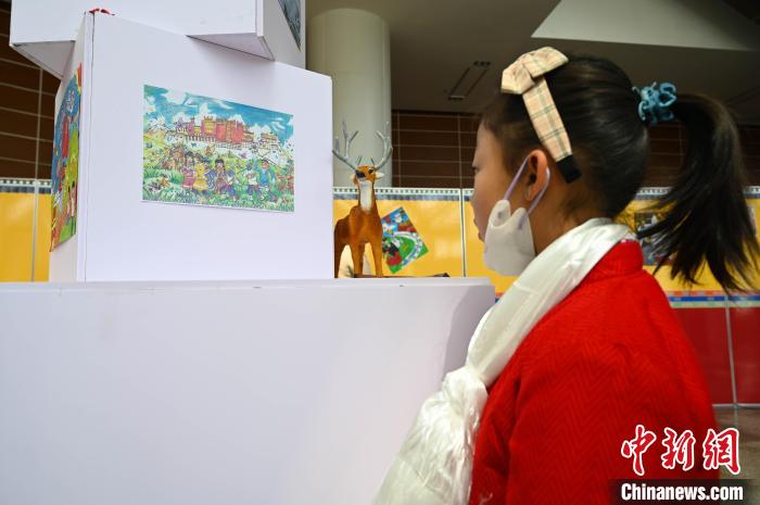 圖為學(xué)生參觀繪畫展?！≮w朗 攝